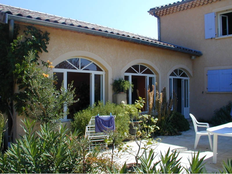 Maison avec jardin luxuriant