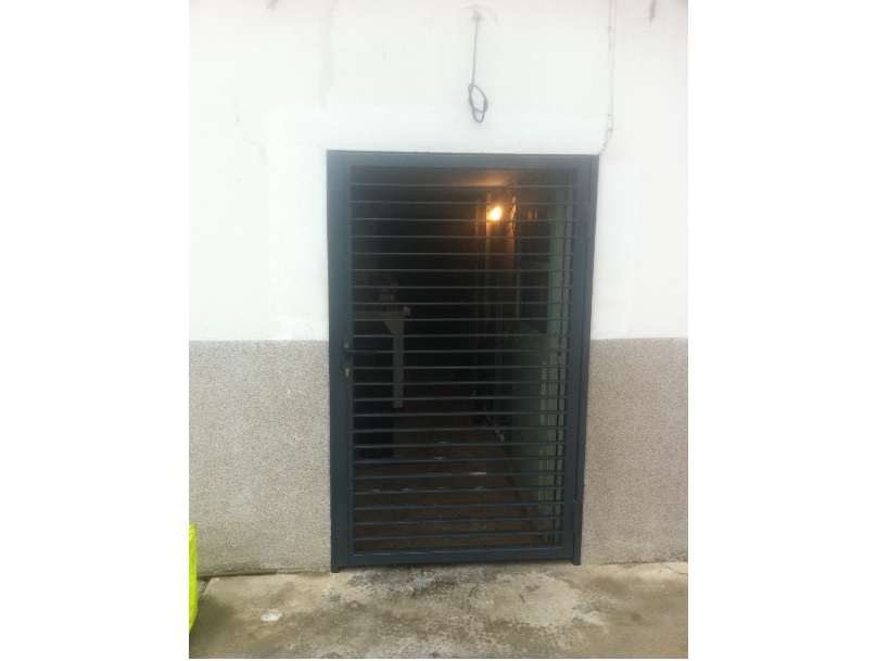 Porte métallique avec grille