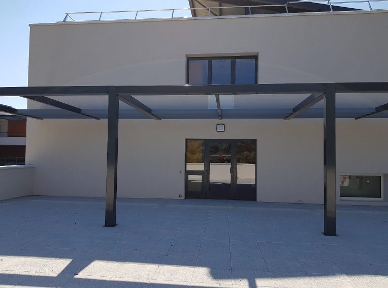 Terrasse moderne sans mobilier