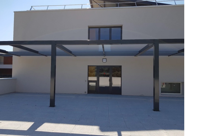 Terrasse moderne sans mobilier