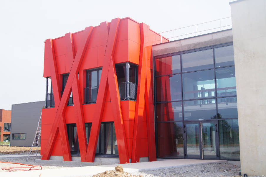 Bâtiment moderne à façade rouge