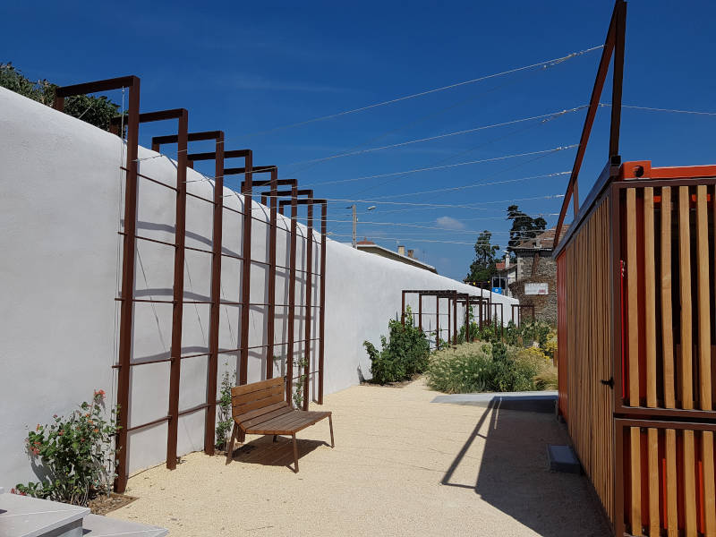 Allée avec banc et murs