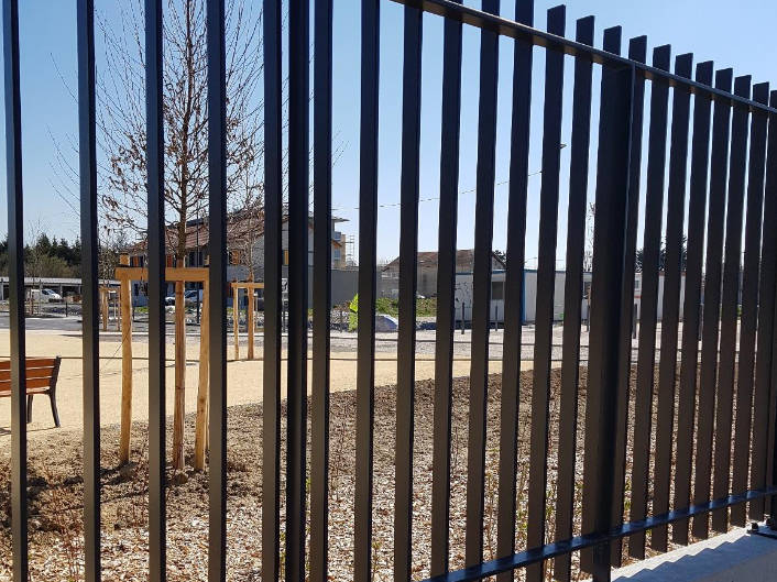 Vue à travers une clôture