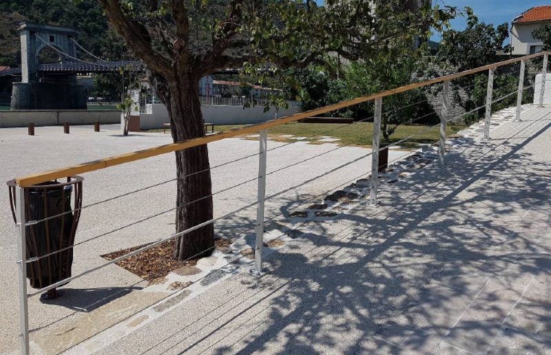 Rampe avec garde-corps en métal