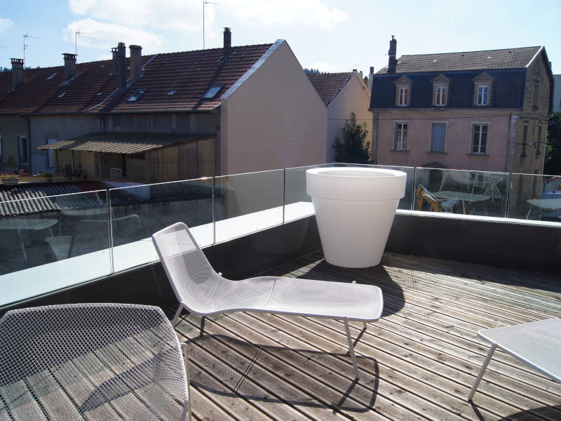 Terrasse moderne avec chaises
