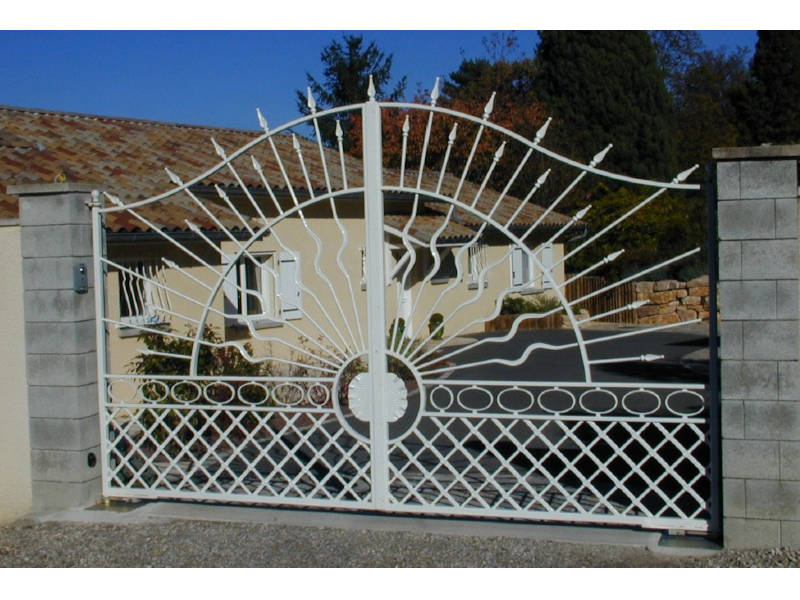 Portail en fer forgé décoratif