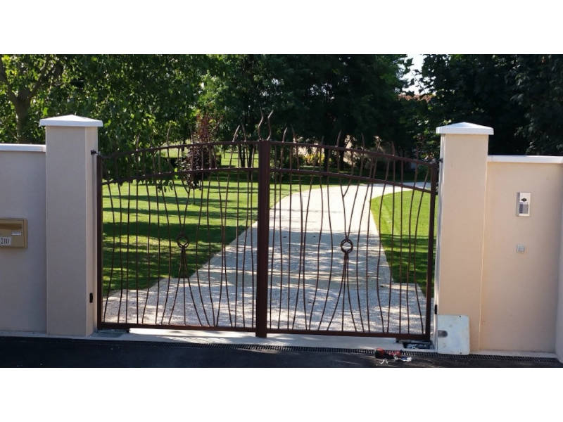 Portail en fer forgé ouvert