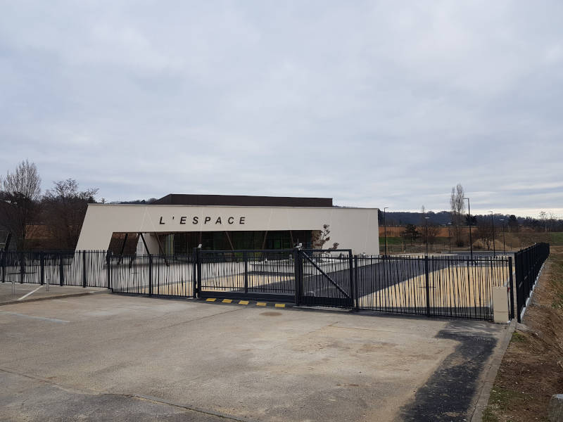 Bâtiment moderne avec clôture