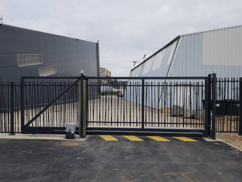 Portail fermé avec chemin goudronné